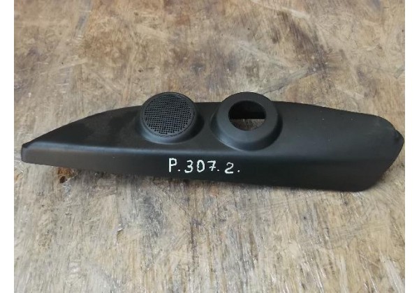 Пластик лівих дверей верхній під динамік Peugeot, Citroen, 1354942080